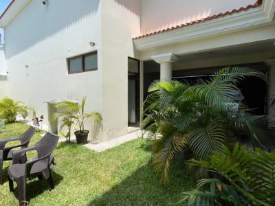 Casa grande en venta en Jutiapa sobre calle principal