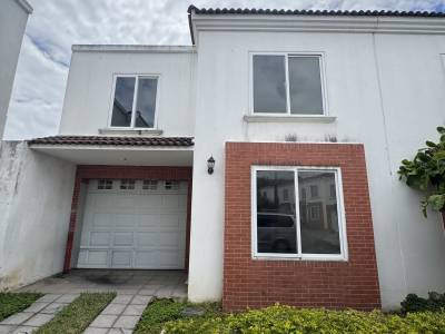 Vendo Casa en Cond en Zona 2 de Villa Nueva (Esquina)