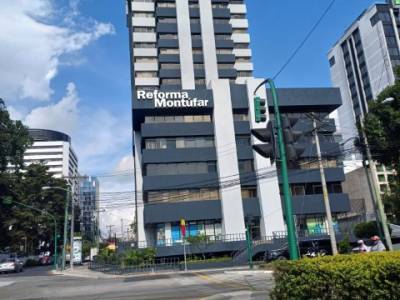 Oficina en Renta Zona 10 Edificio Reforma Montufar